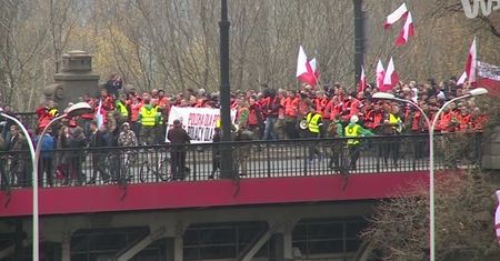 Marsz Niepodległości dociera do Stadionu Narodowego