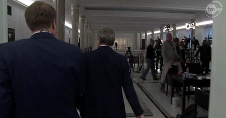 Piotr Gliński nie chciał rozmawiać z dziennikarzami: nie mogę odebrać płaszcza