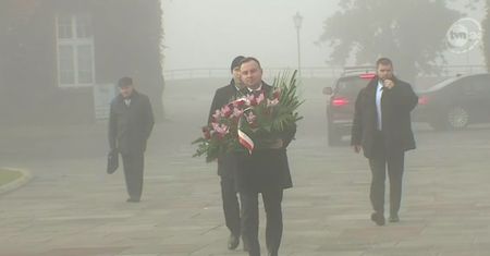 Prezydent złożył kwiaty na grobie Marii i Lecha Kaczyńskich na Wawelu