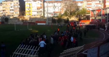 Zamieszki po meczu w Turcji. Wściekli kibice wbiegli na murawę