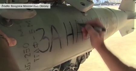 Rosyjscy żołnierze "ozdabiają" bomby zrzucane w Syrii
