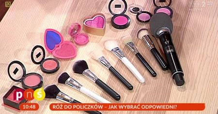 Jak odpowiednio nałożyć róż do policzków?