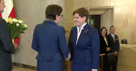 Ewa Kopacz przekazuje urząd Beacie Szydło