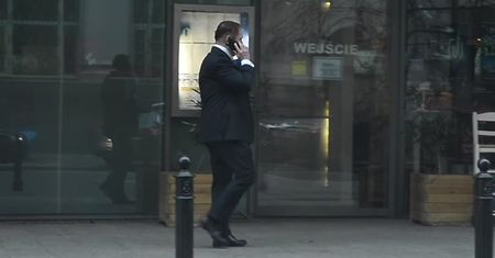 Szczęśliwy Durczok wchodzi do monopolowego