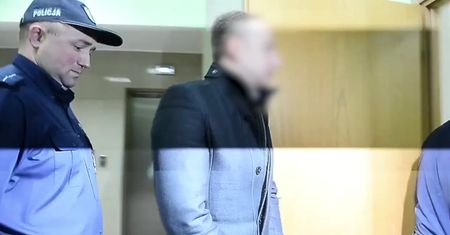 Smutny Dariusz K. przygląda się żonie w sądzie