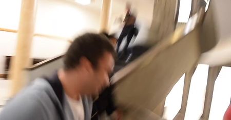 Uśmiechnięty Kamil Durczok w sądzie