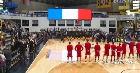 Minuta ciszy, flagi Francji. Drużyna koszykarska z USA uczciła pamięć kolegi zabitego w Paryżu