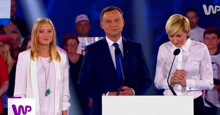 #dziejesienazywo: Prezenter pogody ocenia Agatę i Kingę Dudę