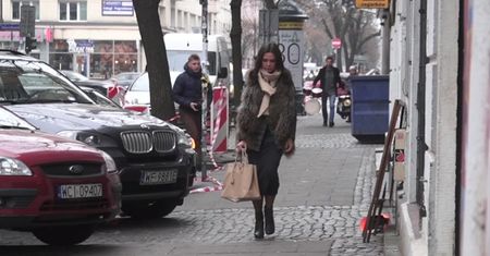 Rusin w futrzanej kamizelce pod TVN-em