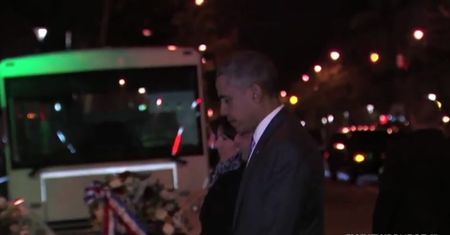 Barack Obama przed halą Bataclan w Paryżu