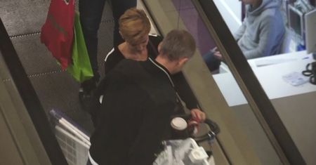 Zielińska z mężem i dzieckiem w centrum handlowym