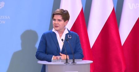 Znikające flagi Unii Europejskiej. Witek: przyjrzyjcie się lepiej wystąpieniom Tuska