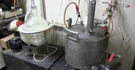 Amfetaminowe laboratorium w domku jednorodzinnym