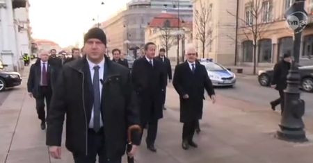 David Cameron spacuje po Krakowskim Przedmieściu