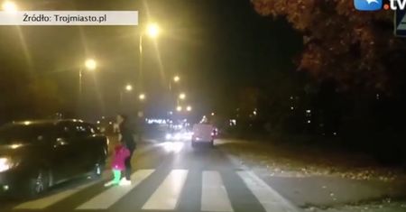 Matka uratowała dziecko na pasach