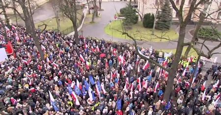 Tysiące protestują przed Trybunałem Konstytucyjnym: obronimy demokrację, niezawisłość trybunału
