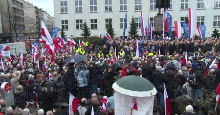 Marsz poparcia PiS. "Być może jadą po bandzie, ale w dobrym kierunku"