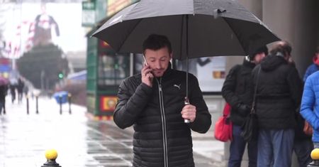 38-letni Małysz rozdaje autografy pod TVN-em