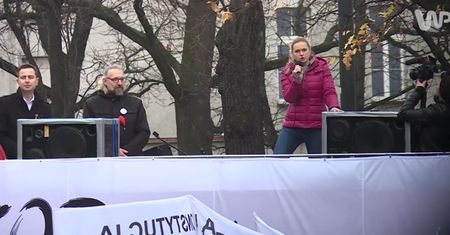Świńskie łby, wzajemne oskarżenia i zaskoczeni politycy. Tak wyglądał marsz KOD w Warszawie