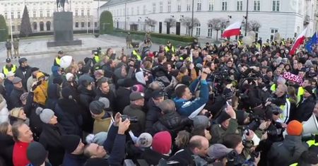 Manifestanci pod Pałacem Prezydenckim: Andrzej Duda oddaj dyplom,marionetka Kaczyńskiego
