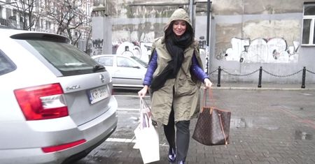 Kinga Rusin ucieka przed deszczem