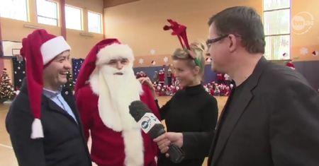 Krupa i Biedroń rozdają prezenty dzieciom