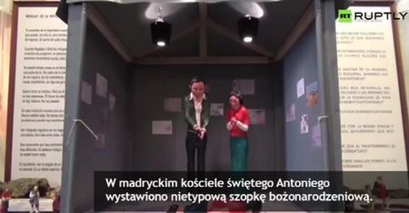 Nietypowa szopka bożonarodzeniowa. Dzieciątko Jezus jako chłopiec-uchodźca z Syrii