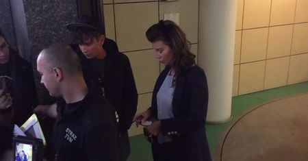 Uśmiechnięta Górniak rozdaje autografy pod TVN-em