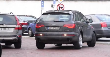 Poseł Liroy w służbowym stroju w drodze do pracy