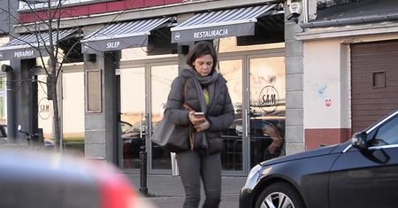 Rusin  bez makijażu wychodzi ze restauracji