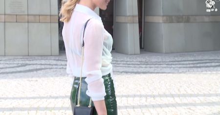 Mlynkova pokazuje stanik na konferencji "The Voice of Poland"