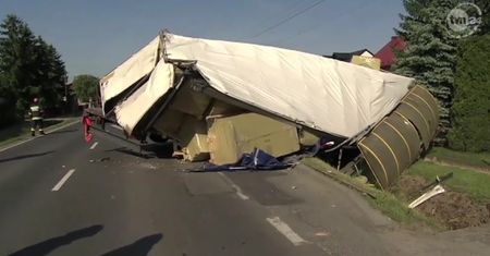 Tir staranował przystanek autobusowy w Nowym Brzesku