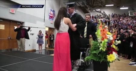 Sparaliżowany student wstał z wózka