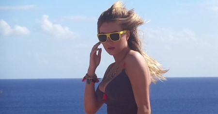 Zawadzka pokazuje biust w reklamie bielizny