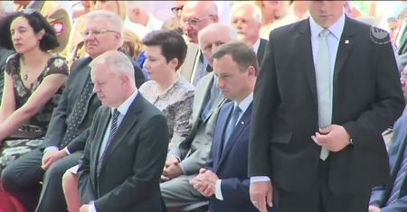 Duda na kolanach ratuje hostię podczas mszy