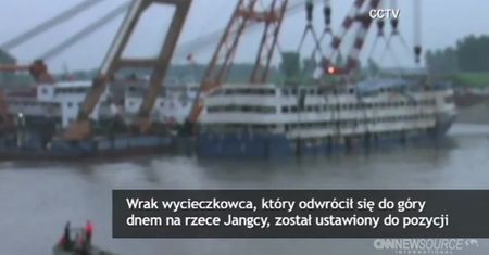 Odwrócono prom na Jangcy