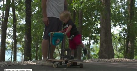 Maluch na longboardzie