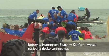 66 surferów na jednej desce