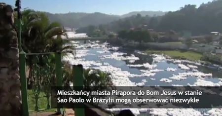 Brazylijska rzeka płynie w toksycznej pianie