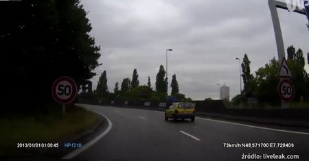 #dziejesiewmoto: auto zawieszone na barierce