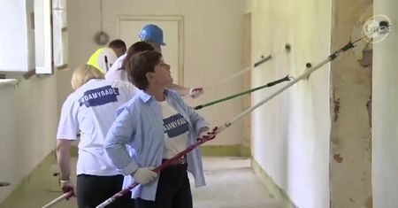 Kampania trwa: Beata Szydło maluje szkołę w Pcimiu