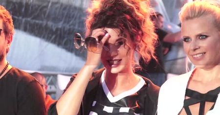 Górniak z Sadowską trzymają się za ręce na konferencji The Voice