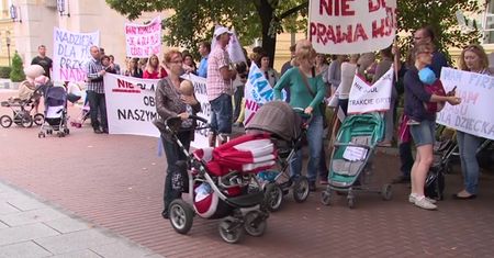 Matki wygrały z rządem. Nie będzie 17 zł 77 gr zasiłku