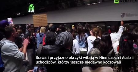 Gorące powitanie uchodźców w Frankfurcie