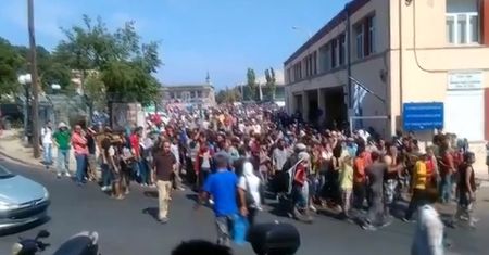 Setki Afgańczyków próbowały wtargnąć na prom do Aten