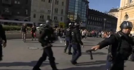Zamieszki przed dworcem w Budapeszcie. Imigranci przerwali policyjną blokadę