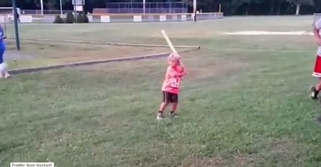 Czterolatek pokazuje, jak grać w baseball