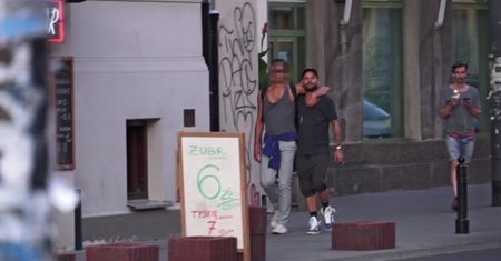 Piróg na spacerze ze swoim chłopakiem!