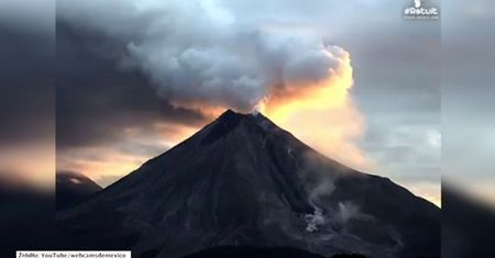 Erupcja wulkanu Colima na tle wschodu słońca