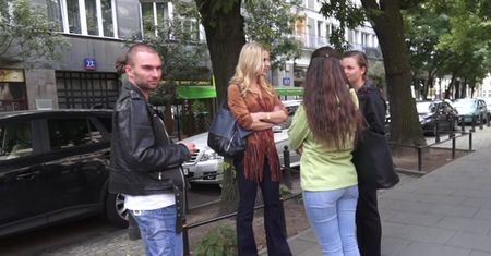 Fanki odprowadzają Mlynkovą do samochodu
